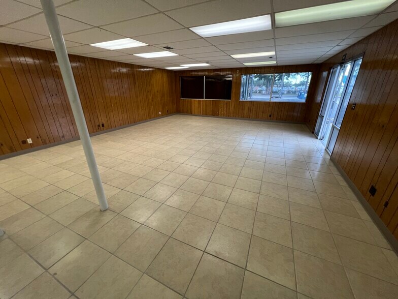 More Photos Of 8610 N Suwanee Ave, Tampa General Retail For Sale