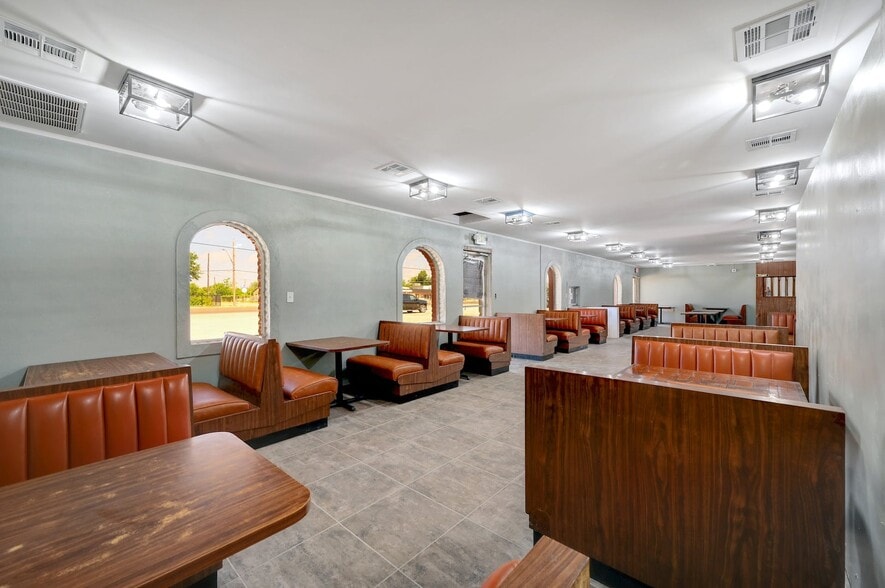 More Photos Of 2200-2204 S WW White Rd, San Antonio Restaurant For Lease