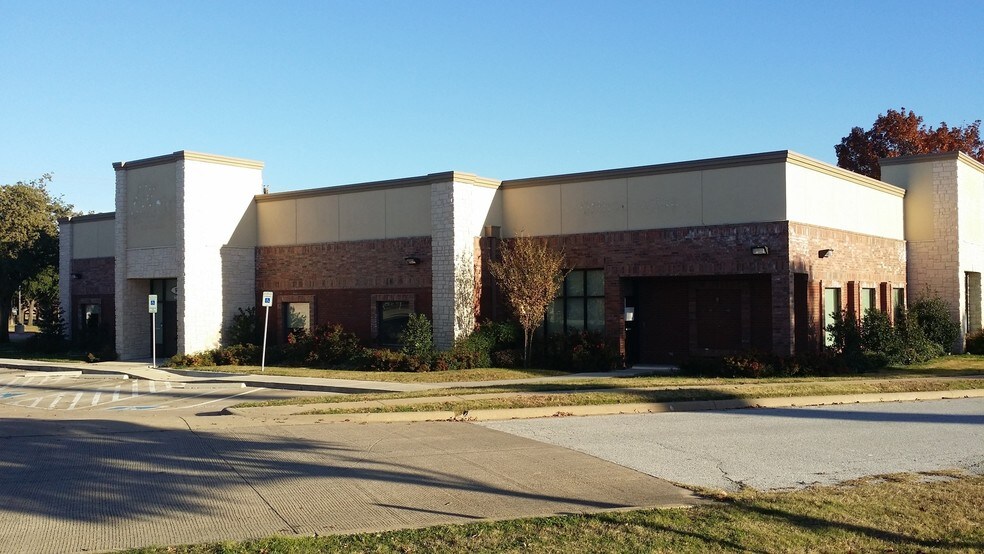 More Photos Of 930 W Main St, Lewisville Medical For Lease