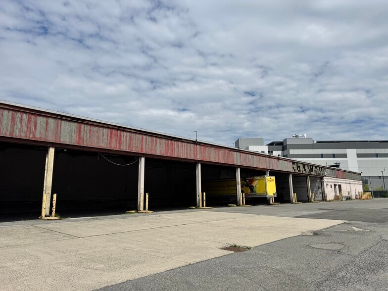 Primary Photo Of 400 Walnut Ave, Bronx Warehouse For Lease