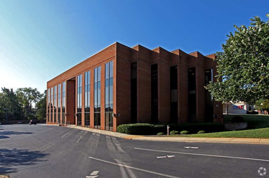 More Photos Of 319 S Sharon Amity Rd, Charlotte Office For Sale
