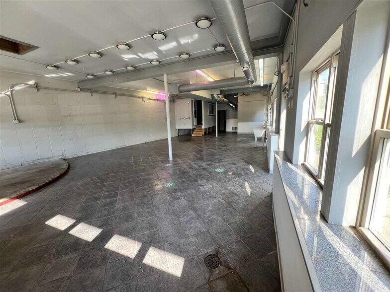 More Photos Of 2 Rocky Shore Dr, Iowa City Office For Lease