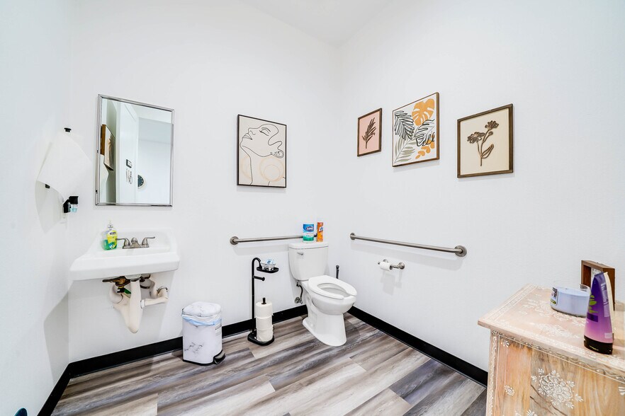 More Photos Of 1802 Mansfield Webb Rd, Mansfield Unknown For Lease