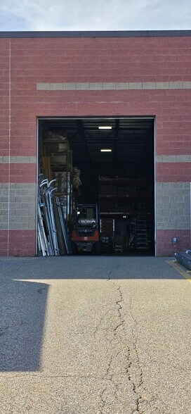 More Photos Of 4 Thomas Dr, Westbrook Showroom For Lease