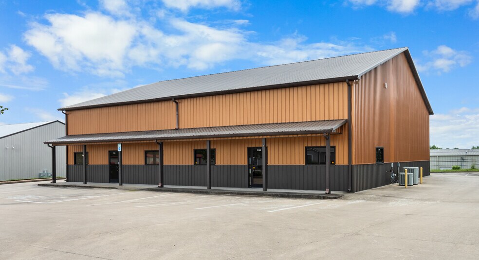More Photos Of 219 Industrial Dr, Clarksville Warehouse For Lease