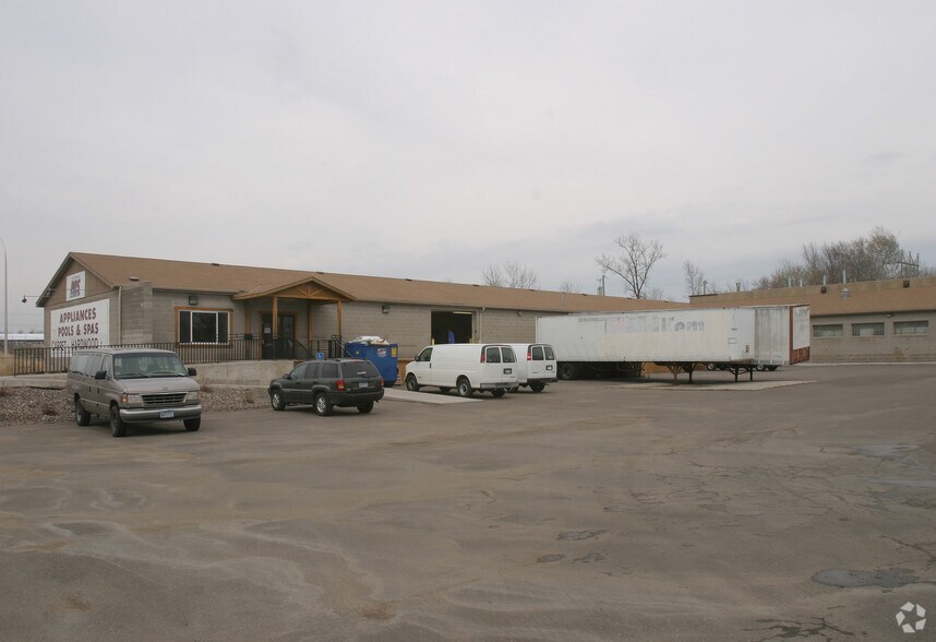 More Photos Of 6922 N 55th St, Oakdale Warehouse For Lease