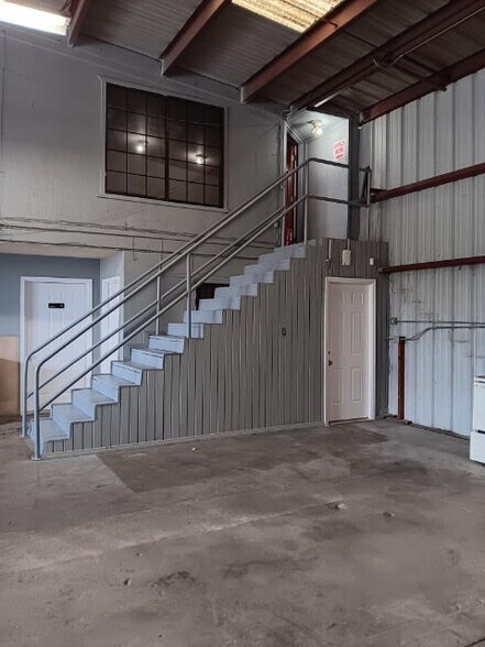 More Photos Of 10565 Limonite Ave, Jurupa Valley Warehouse For Lease