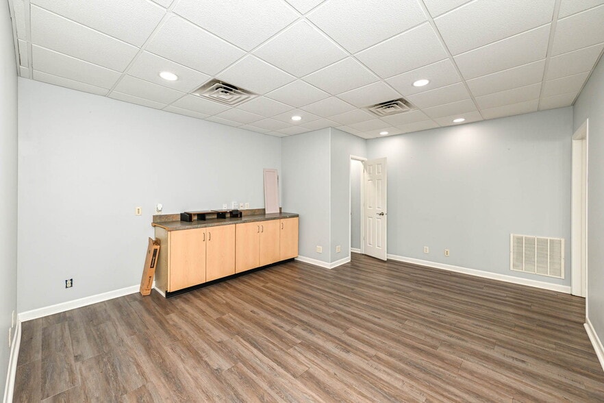 More Photos Of 3455 Shelby St, Indianapolis Office For Sale