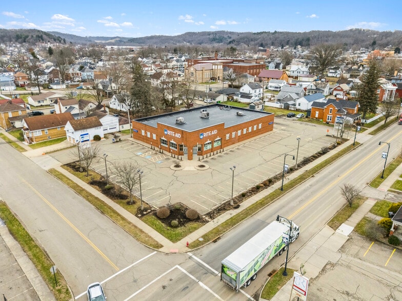 Primary Photo Of 735 N Water St, Uhrichsville Drugstore For Lease