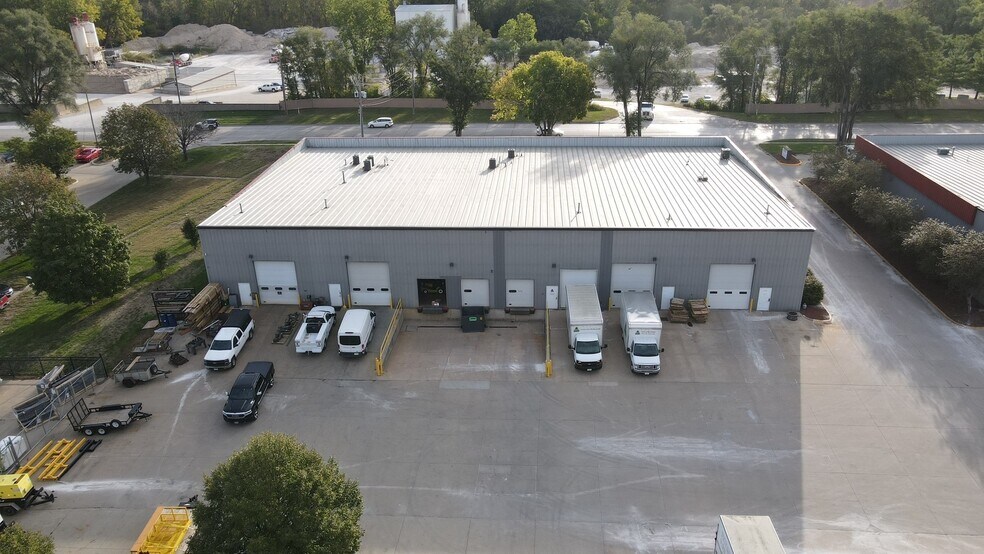 More Photos Of 6250 NW Beaver Dr, Johnston Warehouse For Lease