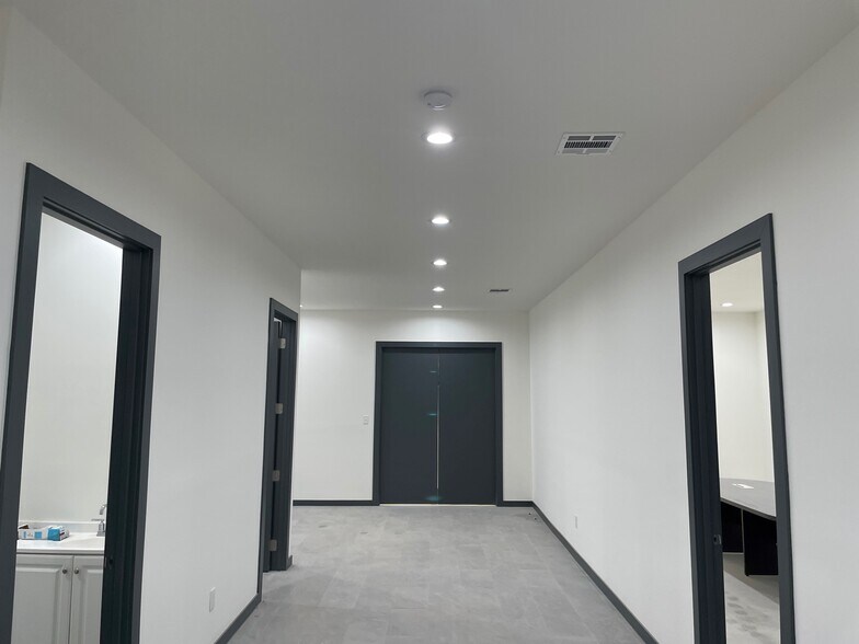 More Photos Of 1035 E Levee St, Dallas Showroom For Sale