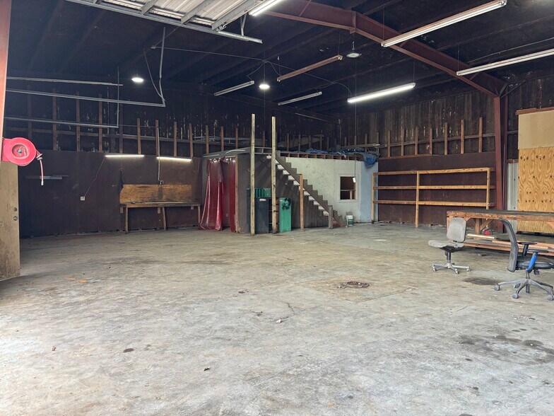 More Photos Of 1913 S Gordon St, Alvin Freestanding For Lease