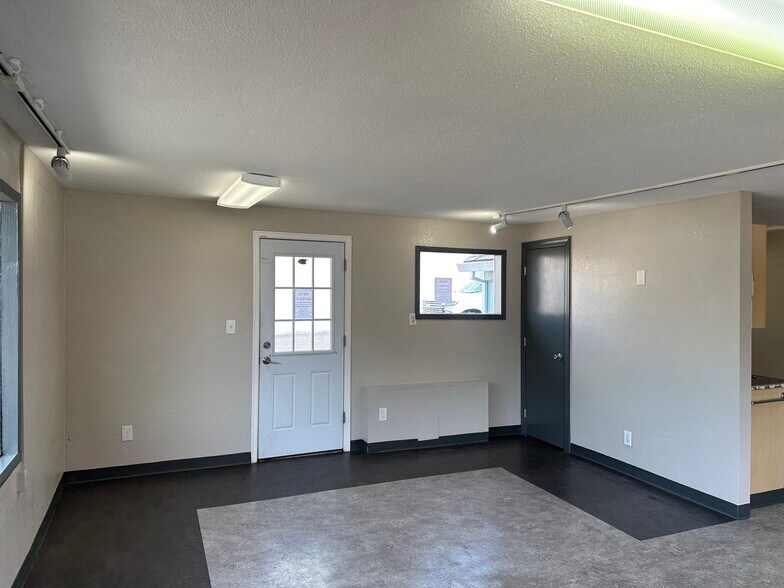 More Photos Of 1906 SE Monroe St, Portland Freestanding For Lease