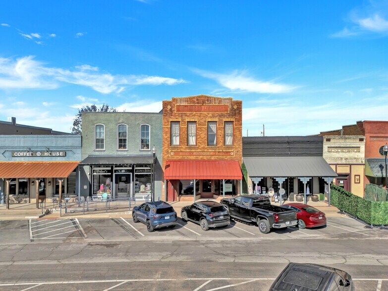 More Photos Of 106 W Main St, Pilot Point Storefront For Sale