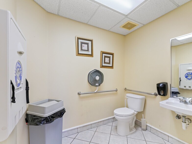 More Photos Of 1414 E Main St, Leesburg Medical For Sale