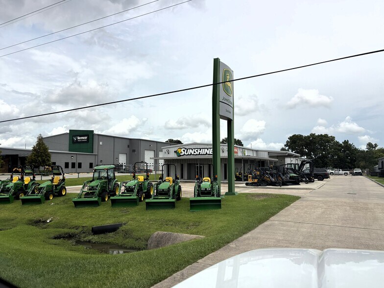 Primary Photo Of 12137 Airline Hwy, Baton Rouge Showroom For Lease