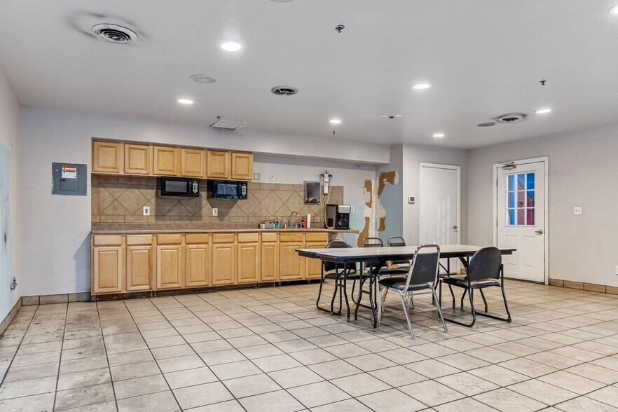 More Photos Of 1402 E Veterans Memorial Pky, Warrenton Manufacturing For Sale