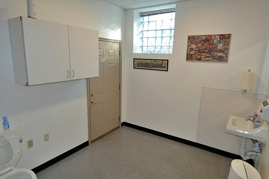 More Photos Of 10 W Main St, Lancaster Flex For Lease