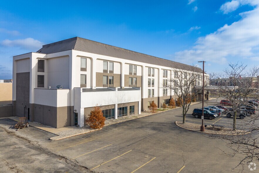 More Photos Of 3185 S Dirksen Pkwy, Springfield Hotel For Sale