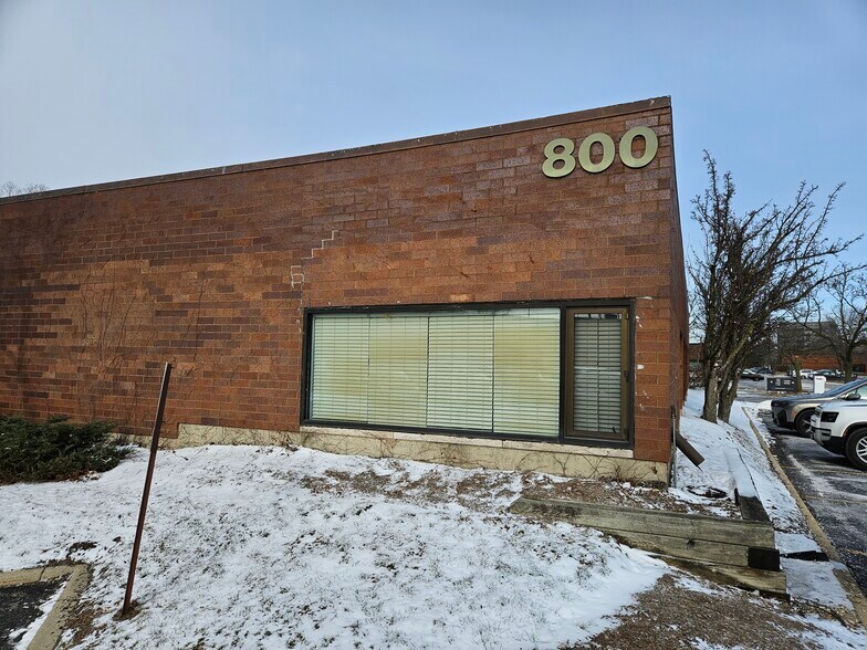 More Photos Of 666 Dundee Rd, Northbrook Office For Sale