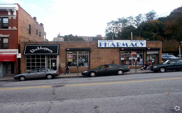Primary Photo Of 5700-5702 Mosholu Ave, Bronx Storefront For Lease