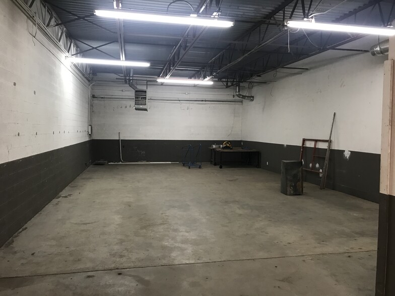 More Photos Of 1109 W Detroit St, Broken Arrow Warehouse For Lease