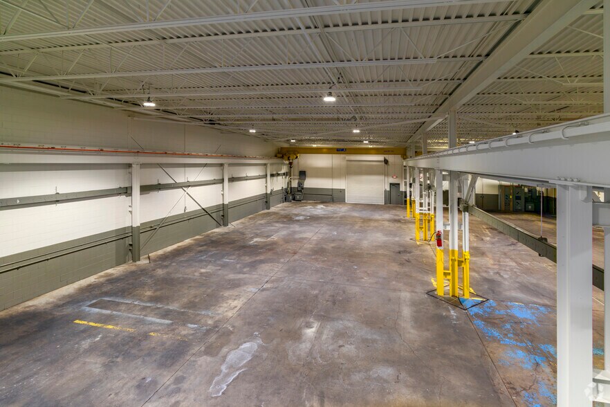 More Photos Of 16129 Common Rd, Roseville Warehouse For Lease