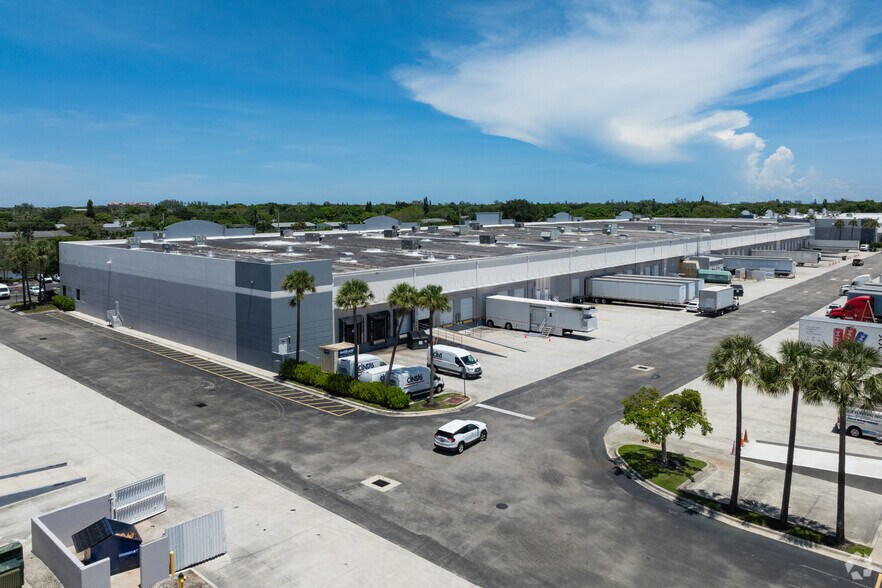 More Photos Of 720 S Powerline Rd, Deerfield Beach Warehouse For Lease