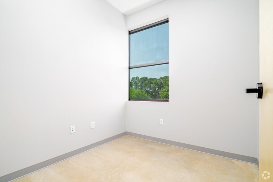 More Photos Of 7001 W. I-10, San Antonio Office For Lease
