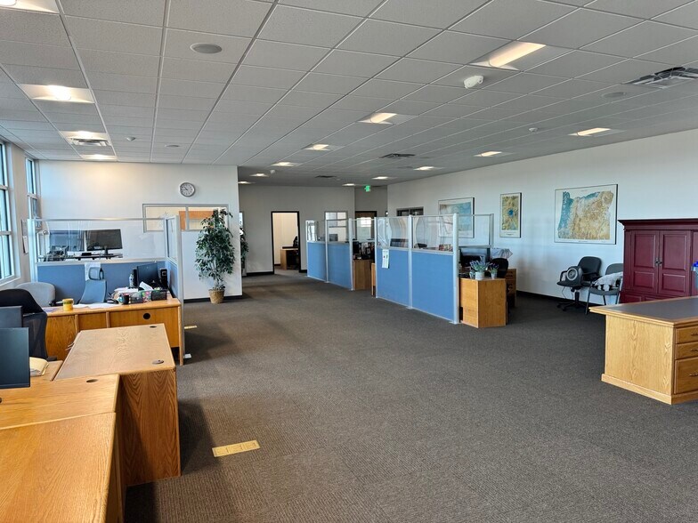 More Photos Of 4801 Biddle Rd, Central Point Office For Lease