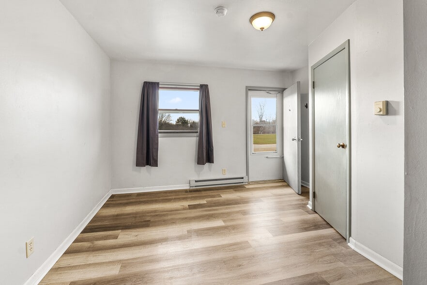 More Photos Of 4991 Arthur Rd, Slinger Hotel For Sale