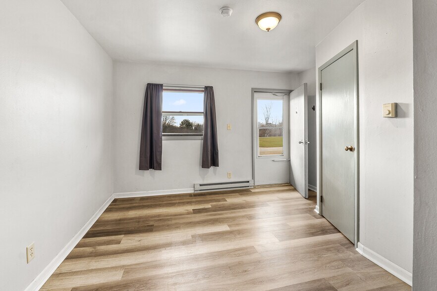 More Photos Of 4991 Arthur Rd, Slinger Hotel For Sale