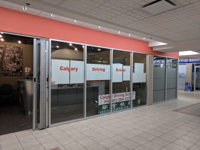 More Photos Of 1518 Centre St N, Calgary Apartments For Lease