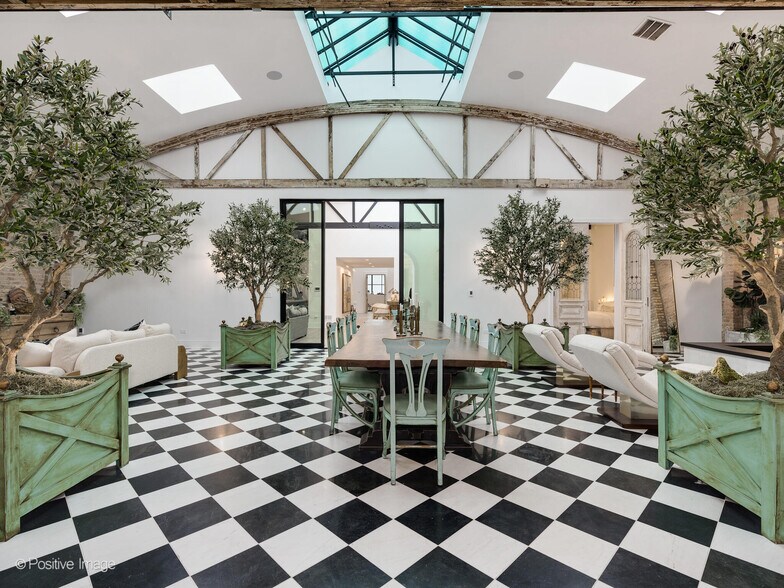 More Photos Of 2733 N Pulaski Rd, Chicago Showroom For Sale