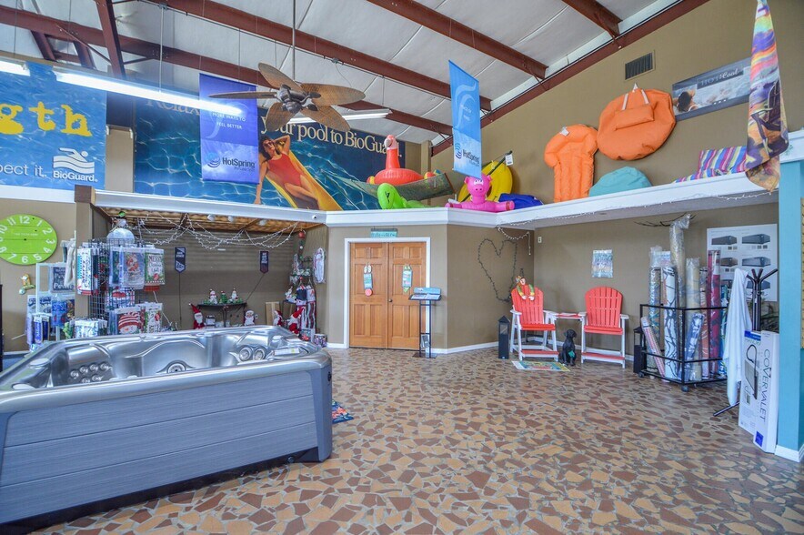 More Photos Of 415 Wilkins Wise Rd, Columbus Showroom For Sale