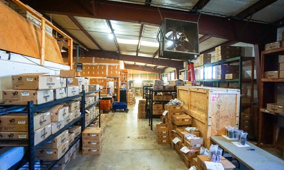 More Photos Of 1500 Chisholm Trail Rd, Round Rock Warehouse For Lease
