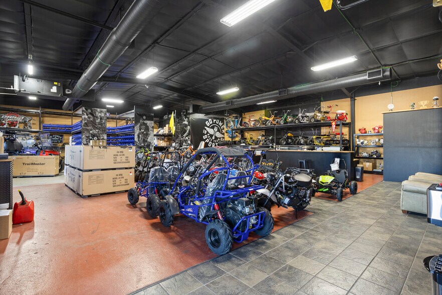 More Photos Of 1375 S Main St, Keller Warehouse For Sale