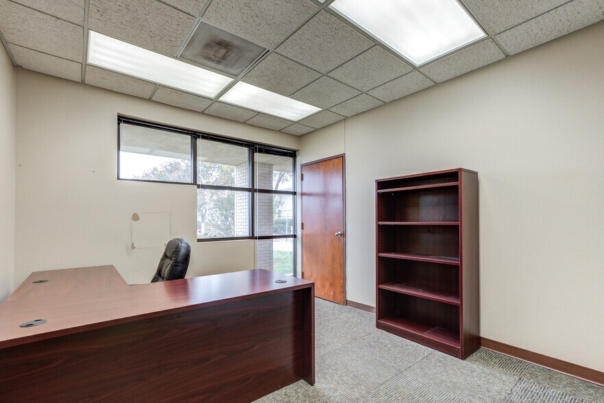 More Photos Of 3802-3806 Interstate 27, Lubbock Office For Sale