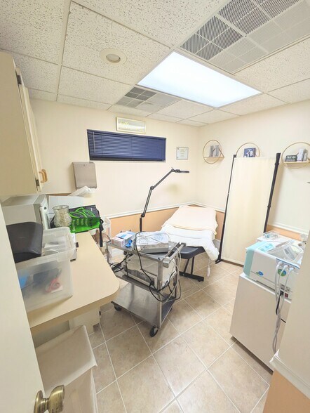 More Photos Of 4812 26th St W, Bradenton Healthcare For Lease