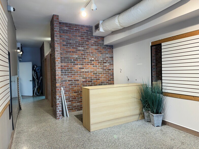 More Photos Of 19-23 N Blvd Of Presidents, Sarasota Storefront For Lease