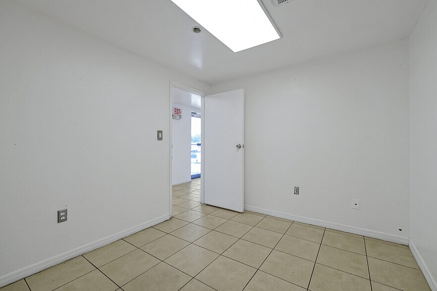 More Photos Of 11435 Rocket Blvd, Orlando Warehouse For Lease