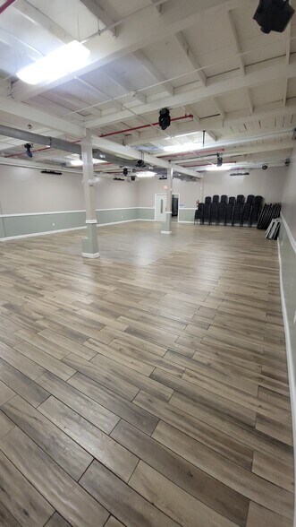 More Photos Of 141 Coit St, Irvington Showroom For Lease