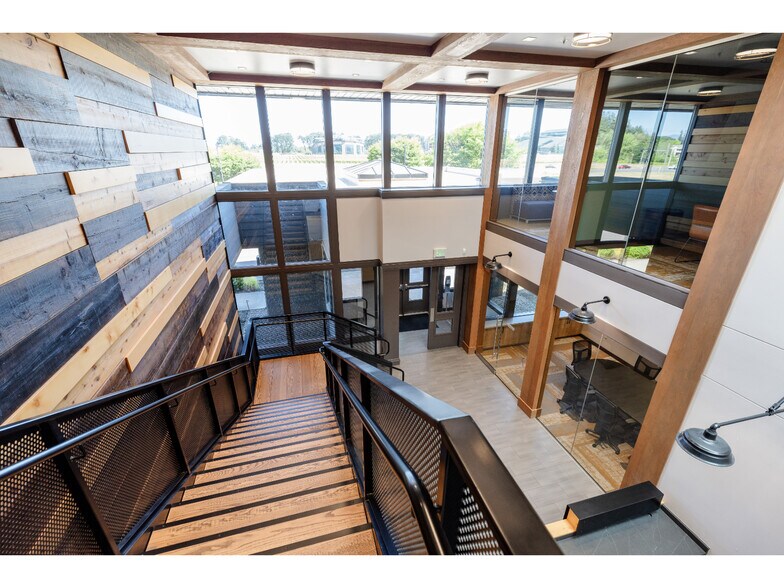 More Photos Of 3330 SE Three Mile Ln, McMinnville Light Manufacturing For Lease