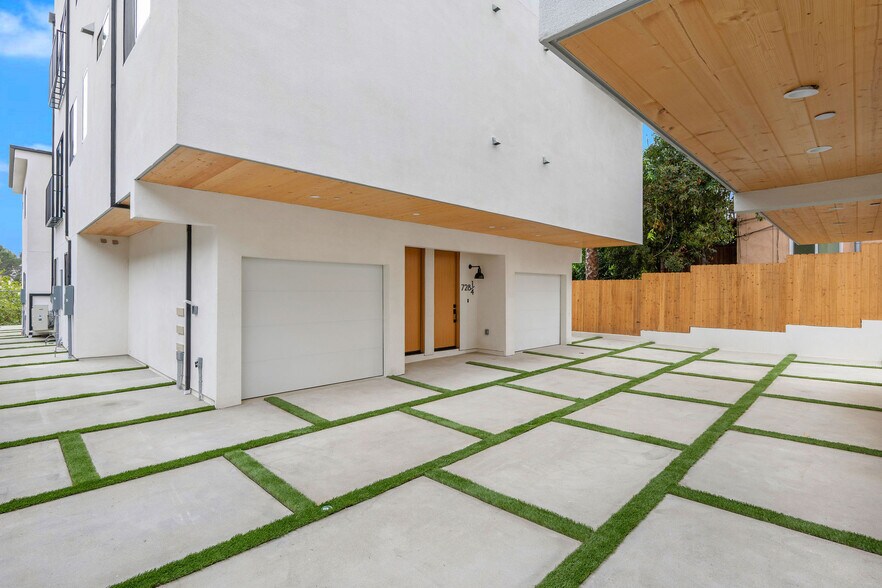 More Photos Of 726 Robinson St, Los Angeles Apartments For Sale