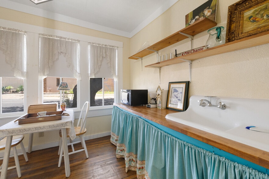 More Photos Of 201 Nugent Ave ave, Johnson City Hotel For Sale