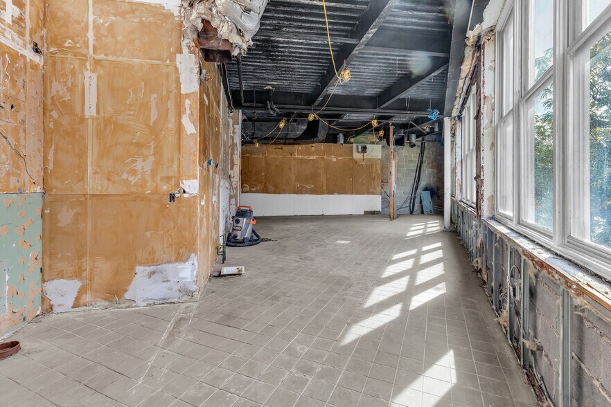 More Photos Of 137 Seventh Ave S, New York Restaurant For Lease