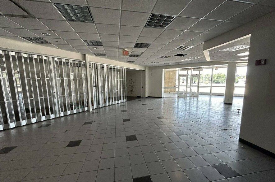 More Photos Of 1209 Towanda Ave, Bloomington General Retail For Sale