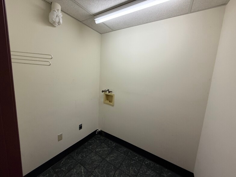 More Photos Of 403 Chatham Sq, Fredericksburg Office For Sale