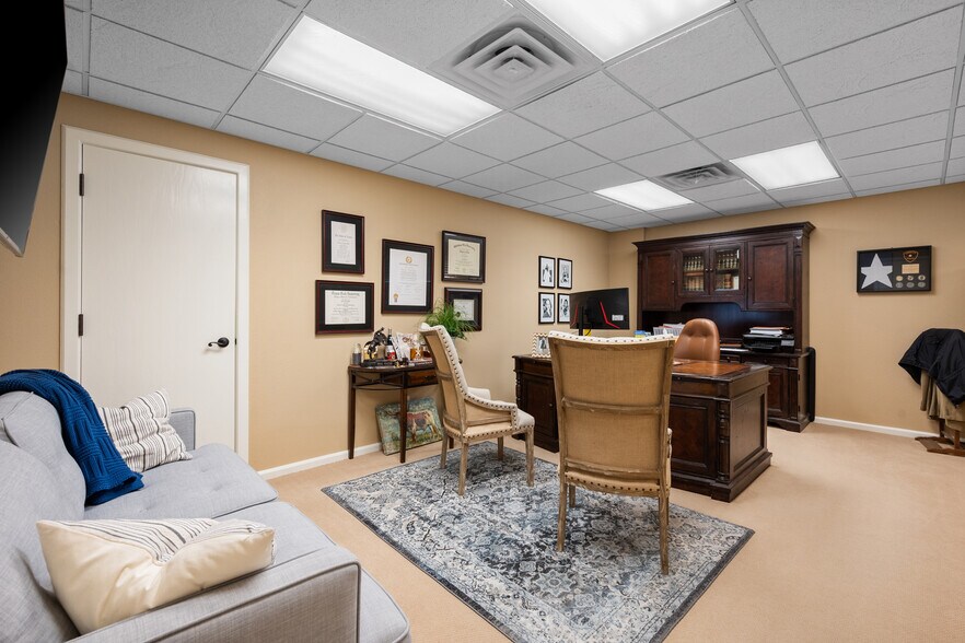 More Photos Of 2529 74th St, Lubbock Office For Lease