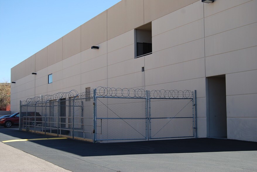 More Photos Of 15250 N Hayden Rd, Scottsdale Showroom For Sale